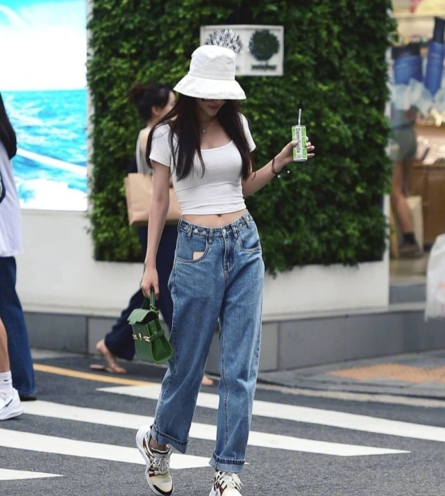 韩国首尔女生街拍,艳压国内的网红,风格多变性感又撩人