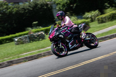 川崎ninja400女骑士一年来的骑行体验有优点也有缺点