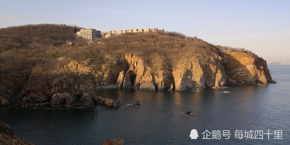 大连城区的形状为长方形,四面环海,仅在东北角以金州地峡与辽东半岛