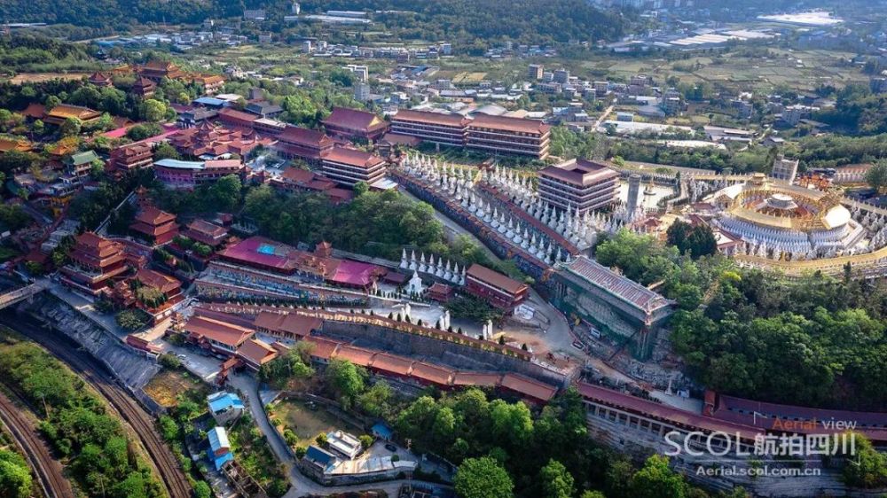 绵阳圣水寺江岸风景城中寺