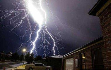 世界气象组织发现两个"超级闪电",横跨数百公里,电流