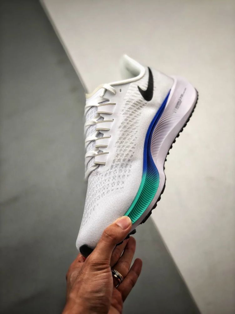 设计更加前卫,性能更加优越!nike 全新飞马37代跑鞋开箱测评!