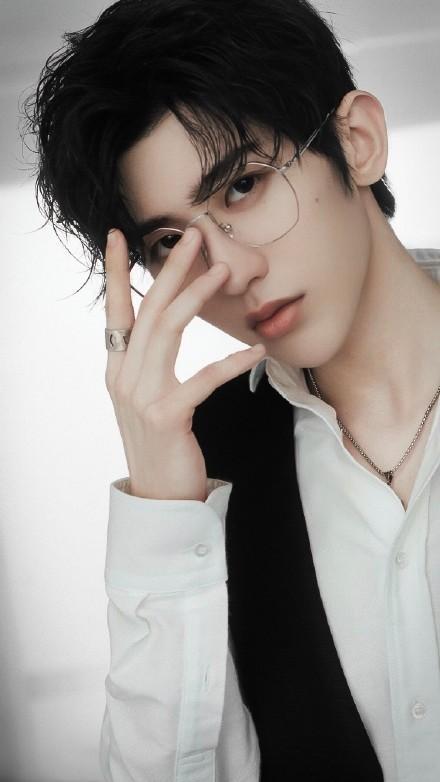 丁禹兮,蔡徐坤,王一博,95后男星戴眼镜有多绝?