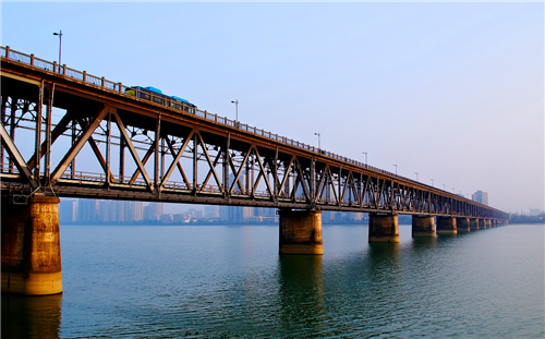 至今,洛阳桥,钱塘江大桥等大桥皆是我国桥梁史上的骄傲.