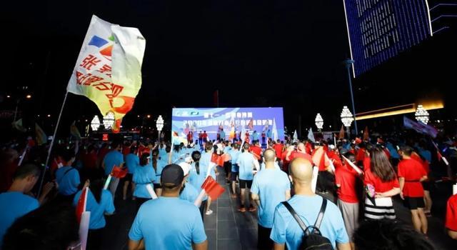 迎七一，张家港举办荧光夜跑活动