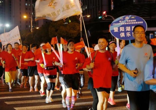 迎七一，张家港举办荧光夜跑活动