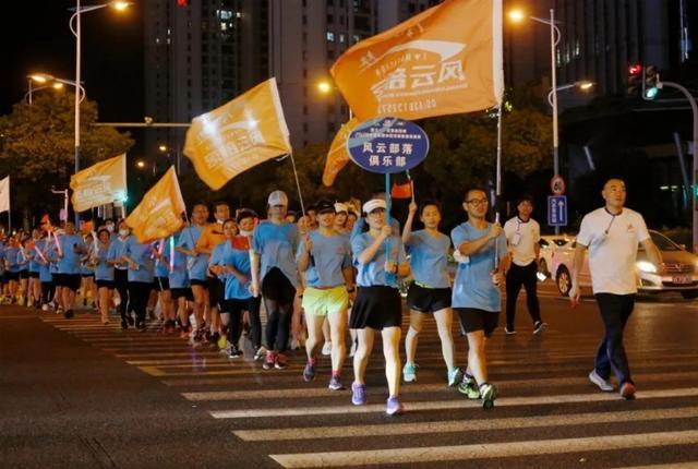 迎七一，张家港举办荧光夜跑活动