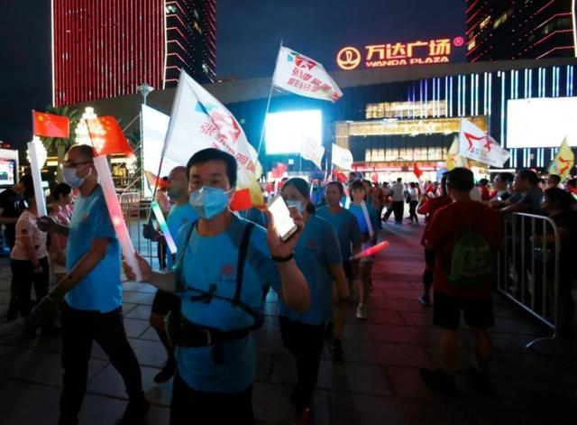 迎七一，张家港举办荧光夜跑活动