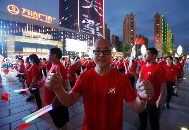 迎七一，张家港举办荧光夜跑活动