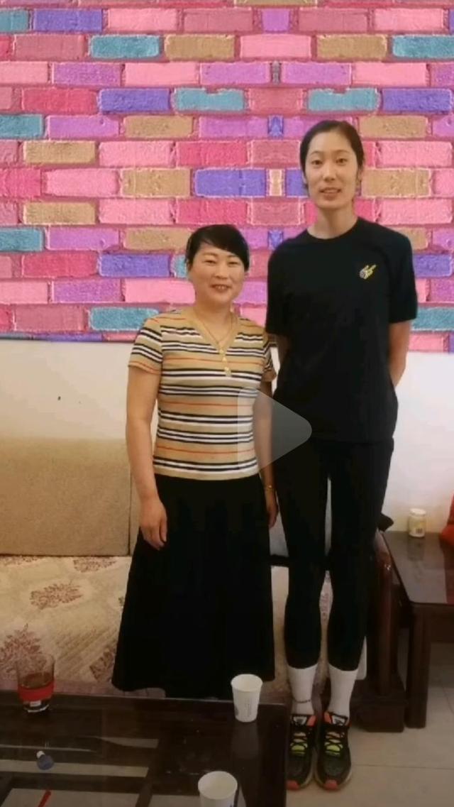 朱婷在河南老家省亲,难得长时间陪父母!1米98女排队长