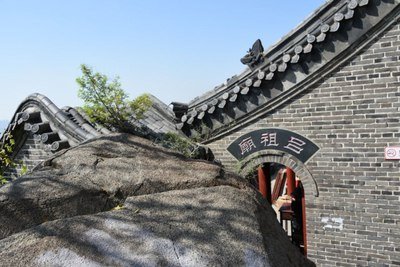 这个华山脚下有千年道教古宫华阳宫,山腰还有一个吕祖庙,如今此地已经