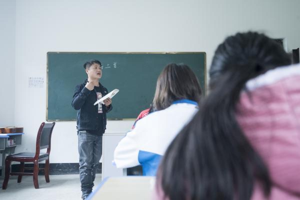 6月30日,在贵州省六盘水市钟山区大湾镇海嘎小学,顾亚(左一)在带领