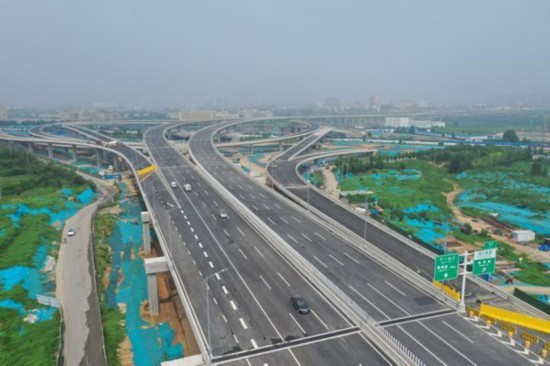 记者看到,在郑州南四环郑密路附近,高架桥桥面上车道线,导向线以及