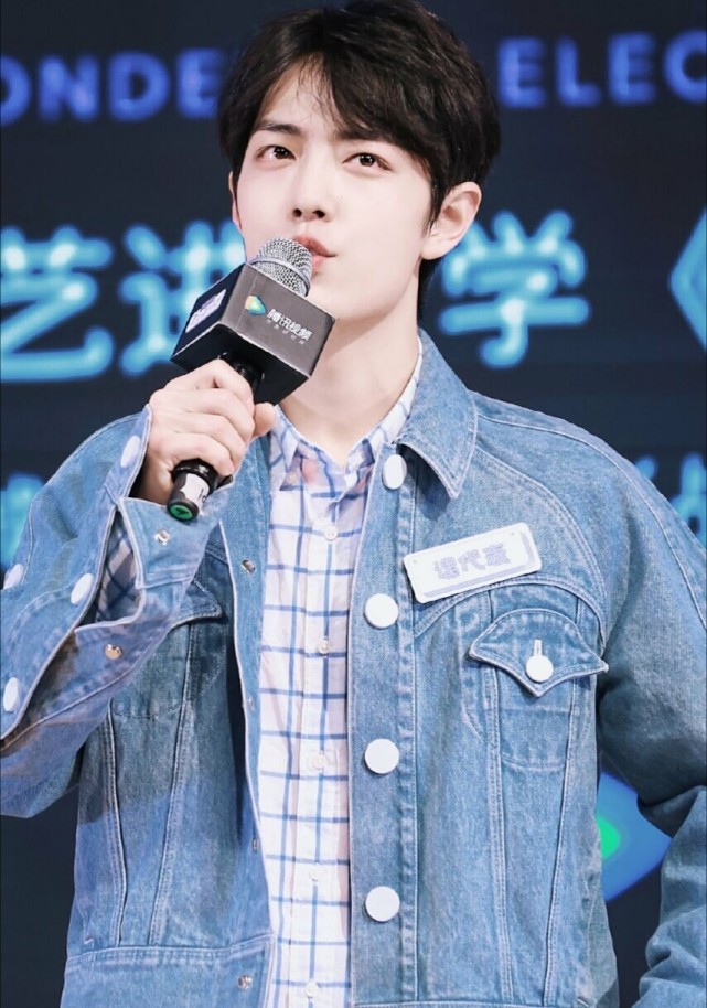 肖战蓝色牛仔衣图片,青春活泼的暖心少年