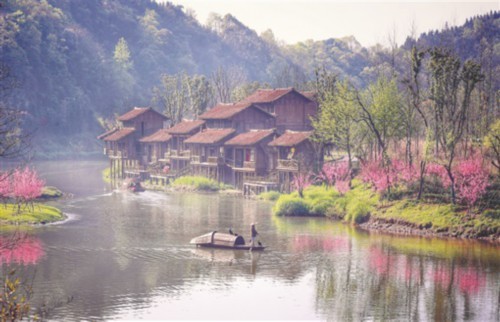 桃花源风景名胜区,桃花灼灼,溪水粼粼. 湖南日报记者 童迪 摄