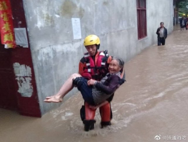 云南昭通强降雨致多地出现山洪、泥石流、山体滑坡、城区洪涝等自然灾害腾讯新闻 
