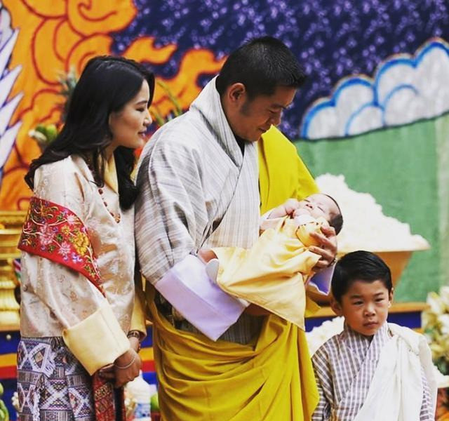 不丹王后一家四口露面,产后3月瘦到脸颊凹陷,小王子名字首公布