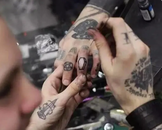 人人都说十指连心,可想而知,在手指上纹身有多痛了.
