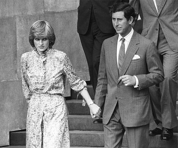 1981年7月27日,戴安娜王妃和查尔斯王子在婚礼彩排后离开圣保罗大教堂