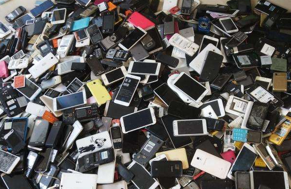 农村经常有人收购旧手机,再破旧的都要,有啥猫腻?答案