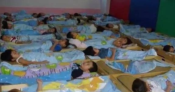 孩子在幼儿园睡觉为啥老师让他们头脚相对并非为节省空间
