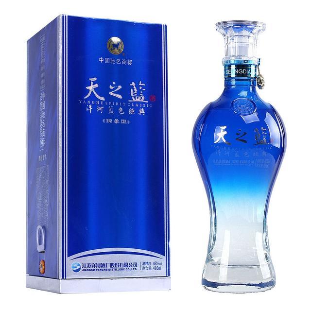洋河 天之蓝:外包装采用银色和蓝色相搭配;香气优雅,酒体清新淡雅