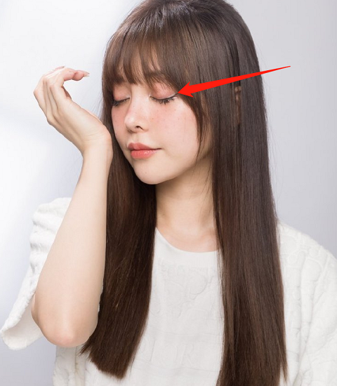 仙女酵母素颜出镜，为了提升整体气色，在眼尾处画2道白色眼线