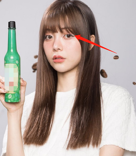 仙女酵母素颜出镜，为了提升整体气色，在眼尾处画2道白色眼线