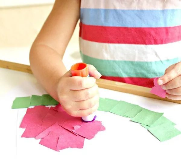 为了让孩子的小手更容易撕出碎纸块,我们可以事先将手工纸裁成若干