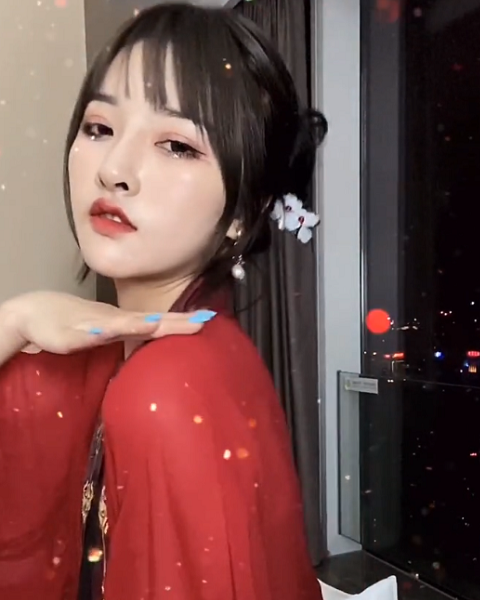 次惑小仙女穿红色古装亮相,还特意在脸上画印花点缀,这也太惊艳了