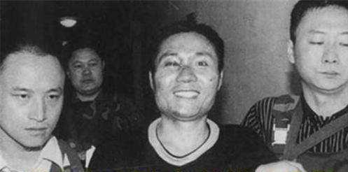 "悍匪张君"抓捕近十年,他的五个情妇是什么下场?一个已经出国
