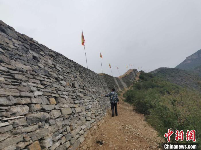 护林员张保平在长城周围巡逻 杨杰英 摄