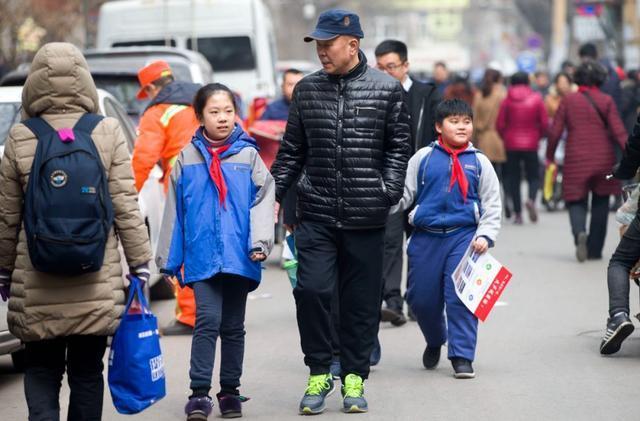 幼儿园接孩子放学时,这几个行为老师很不喜欢,家长尽量避免