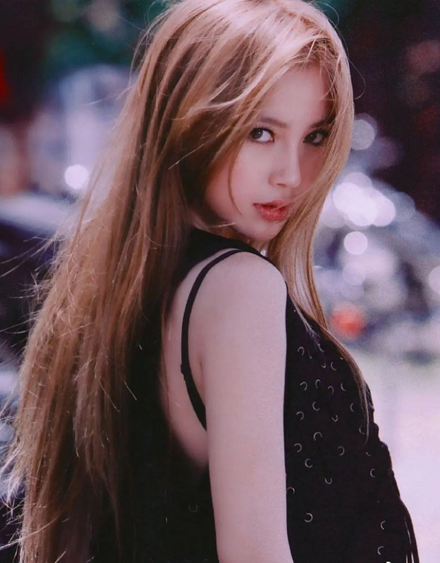 baby嫩模时期旧照被疯传,离开美颜滤镜的庇护,18岁美