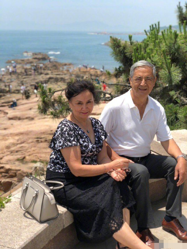 照片中,尼格买提带着爸爸妈妈一起去了公园,海边.