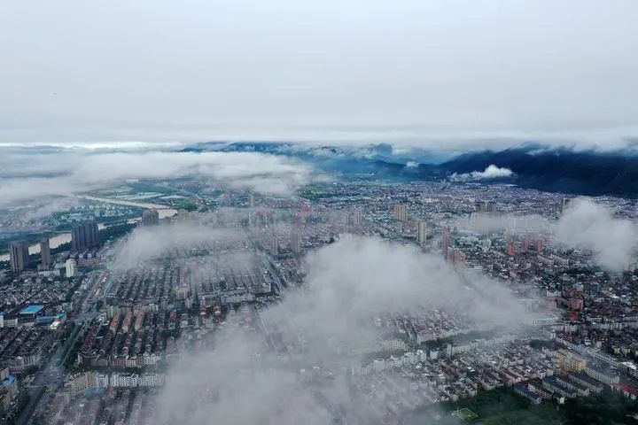 难得一见东阳城区雨后出现一片云海美翻了