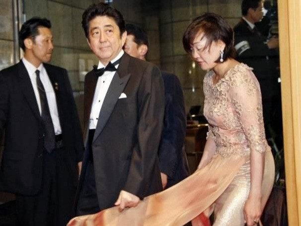安倍洋子身份不简单,她的爸爸和叔叔都做过首相,自己的丈夫差点也