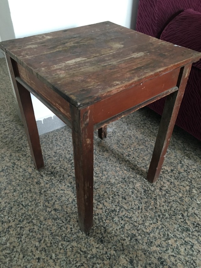 一个掉漆的旧桌几,如何改造成展示桌
