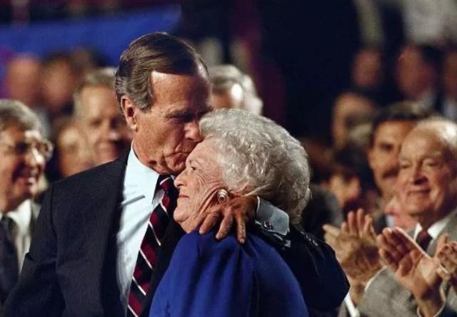 79年前,老布什见到芭芭拉第一眼,她一直是自己心中美翻了的少女