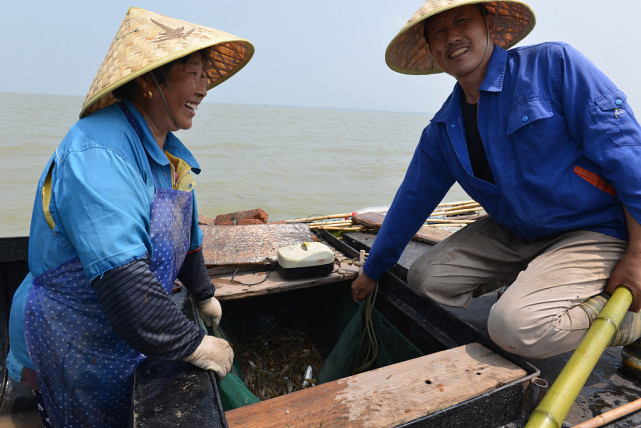 江苏淮安:洪泽湖开捕 渔民捕捞鱼虾忙