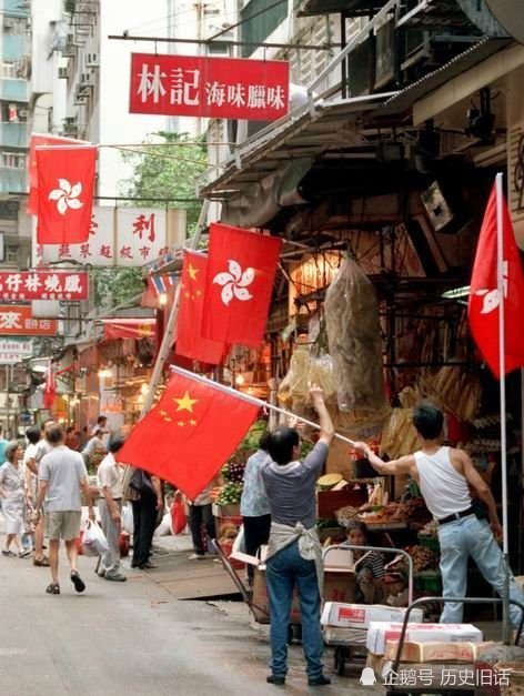 香港回归前夕的珍贵老照片升国旗与香港警察更换新警徽