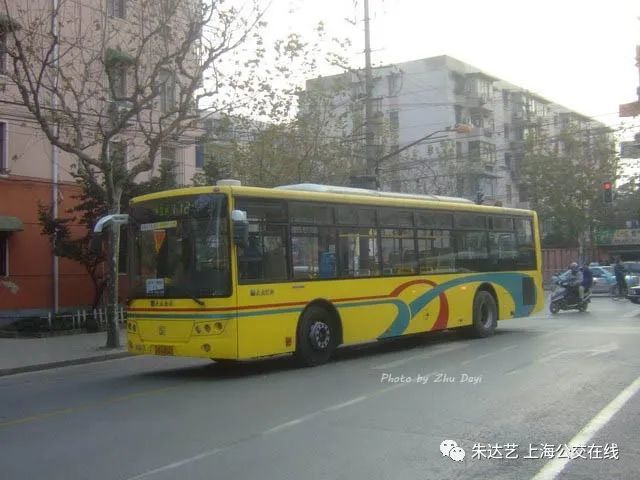 27,2009年行驶在北京西路上的112路空调公共汽车,大华新村区间,使用