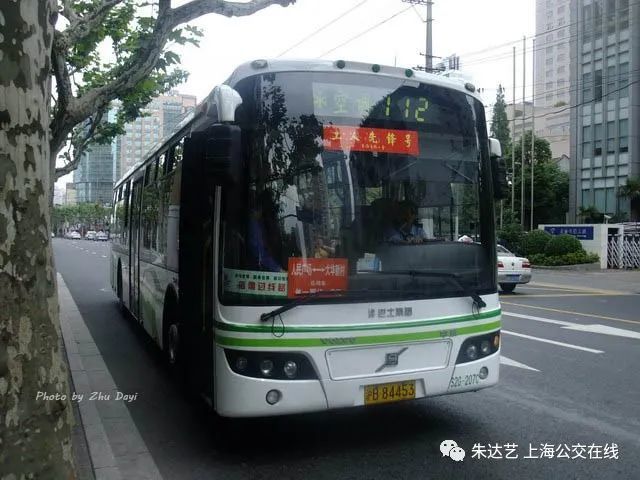 27,2009年行驶在北京西路上的112路空调公共汽车,大华新村区间,使用