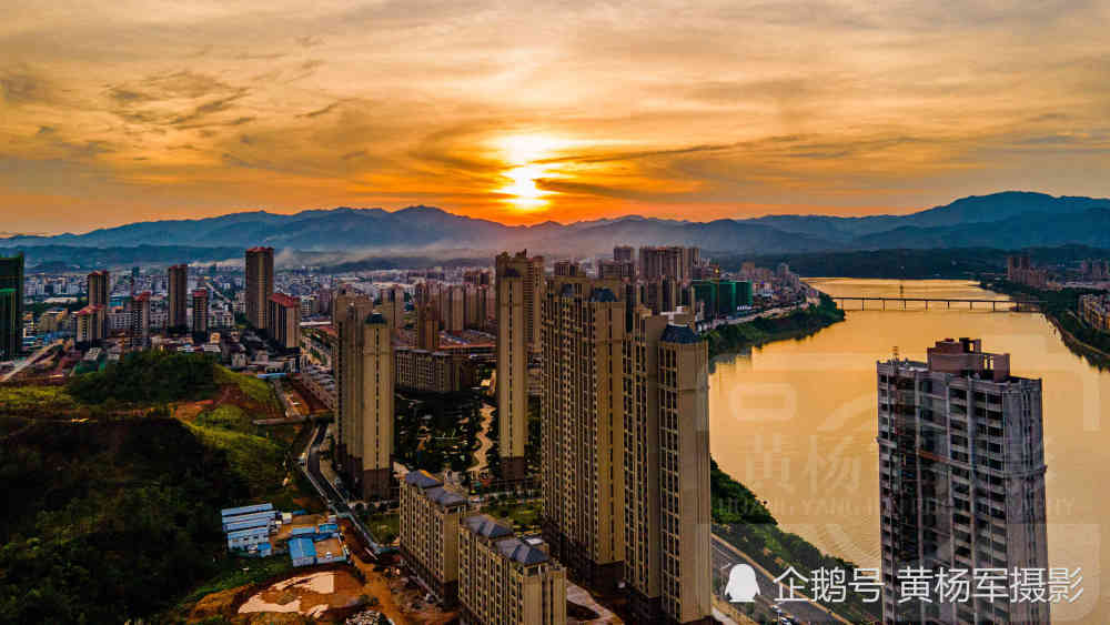 赣州于都县的城市风光航拍视角下的客家小城夕阳美景下看发展