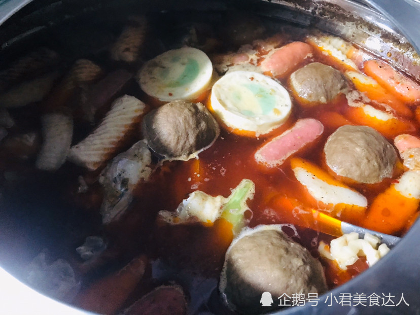 鱼肉乱炖火锅:一条草鱼加上七八种食材,香味浓郁,吃到流口水!