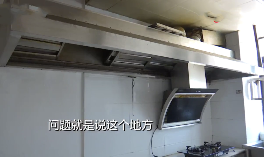 以前租给别人当食堂，现租客住2年要退房，房东让他把墙刷白