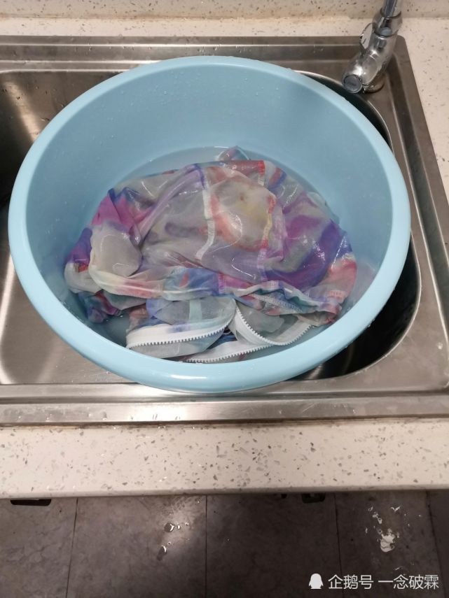 搞笑趣图:第一次帮女朋友洗衣服需要注意些什么?