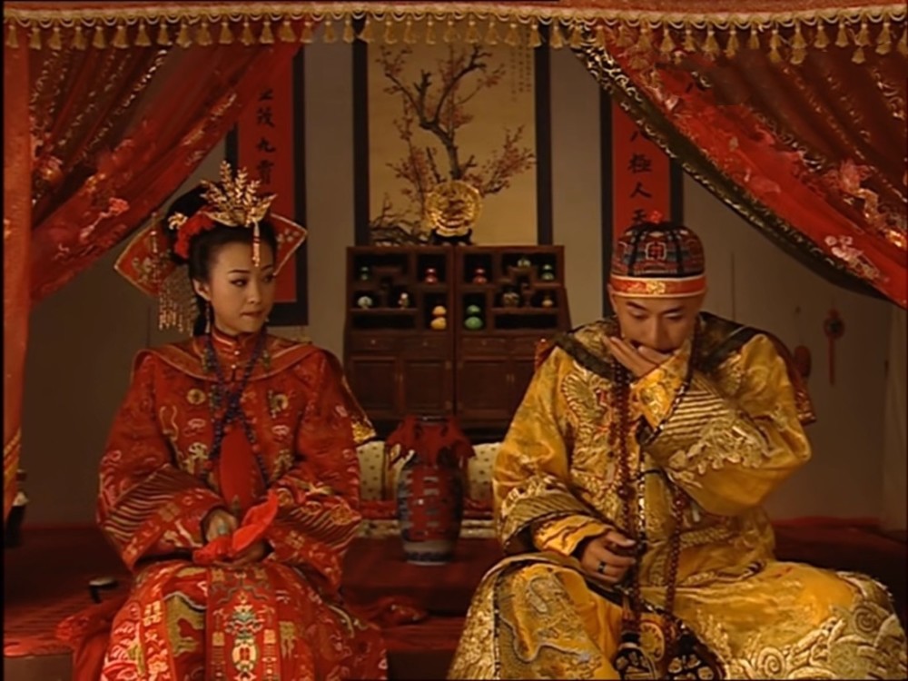 《少年天子》福临大婚时,为何太妃和孝庄佩戴同样发饰?暗藏心机