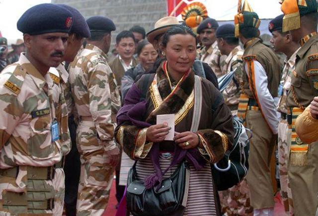 紧接着,不丹又以抗击疫情为由,也封锁了边境,关停了流向印度阿萨姆邦