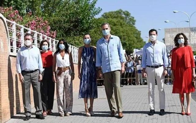 西班牙王后身材黑瘦,和法国第一夫人有一拼,20岁年龄差一目了然